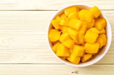 Taze ve altın mangolar kasede