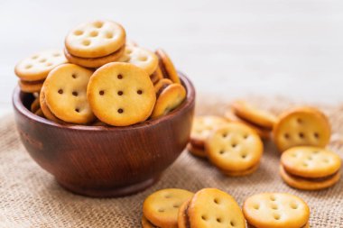 Hindistan cevizli bisküvi ve ananas reçeli.