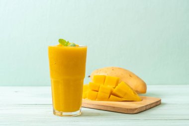 taze mango smoothies - sağlıklı yiyecek ve içecek konsepti