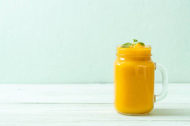 taze mango smoothies - sağlıklı yiyecek ve içecek konsepti