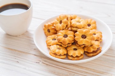 Hindistan cevizli bisküvi ve ananas reçeli.