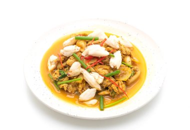 Beyaz arka plan üzerinde izole toz köri ile kızartılmış yengeç