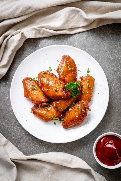 Beyaz susamlı ızgara tavuk kanadı.