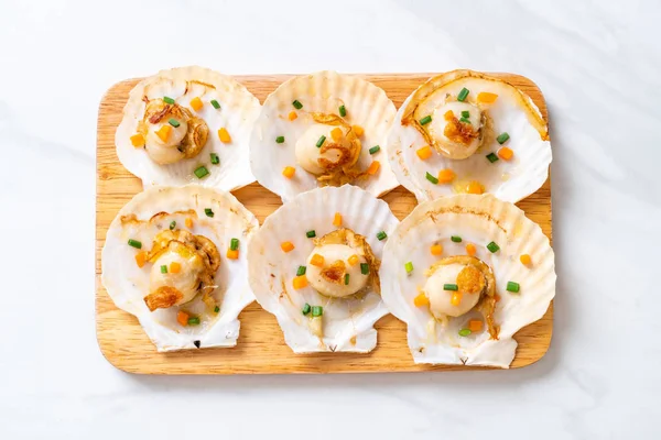 Kızarmış deniz tarağı, tereyağı ve sarımsak.