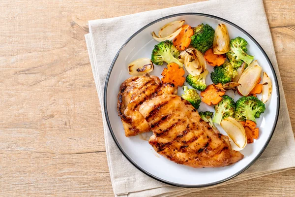 çukurunu tavuk göğsü biftek sebze (brokoli, havuç, soğan ile)