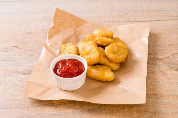 Soslu tavuk nugget, sağlıksız yemek.