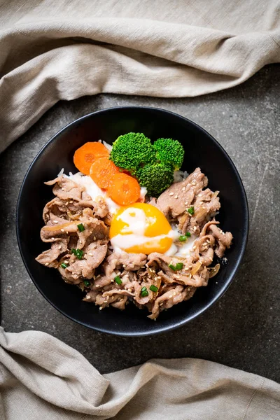 Donburi, domuz eti Pilav kasesi onsen yumurta ve sebze - Japon gıda tarzı