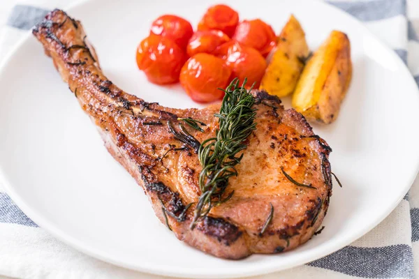 domuz eti biftek plaka üzerinde