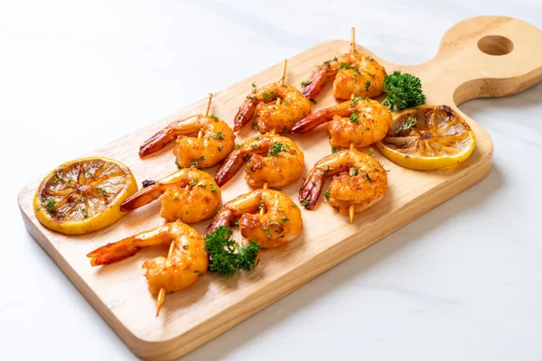 Limon - deniz ürünleri tarzı ile ızgara kaplan karides şiş