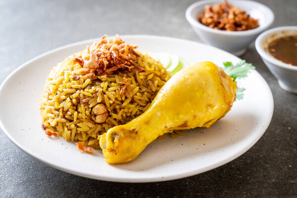 Мусульманский желтый рис с курицей - мусульманский стиль питания
