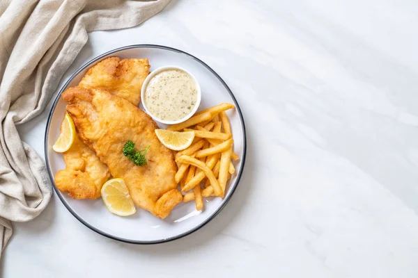 Balık ve patates kızartması. Sağlıksız yiyecekler.