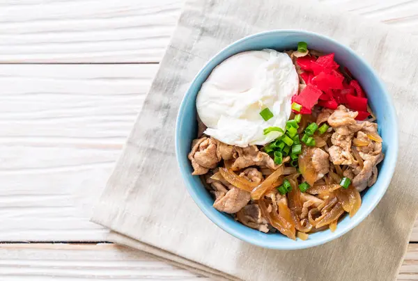 Yumurtalı domuz pirinci kasesi (Donburi) - Japon yemeği tarzı.