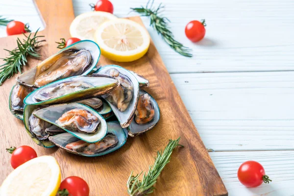 malzemelerle ahşap tahta üzerinde taze midye