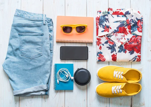 Gezgin, yaz tatili ahşap arka plan üzerinde erkek casual kıyafetler