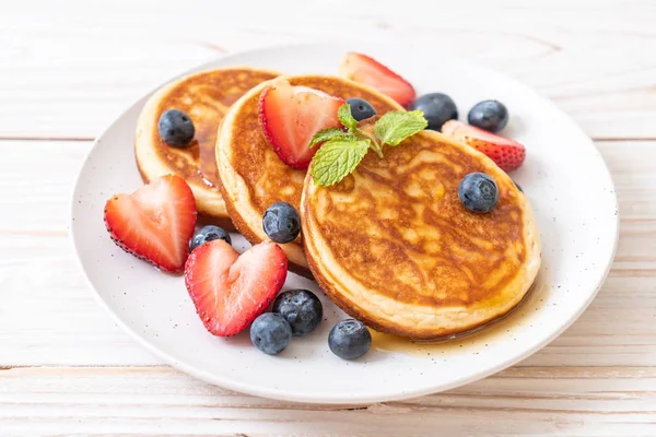 taze yaban mersini, taze çilek ve bal ile sufle gözleme