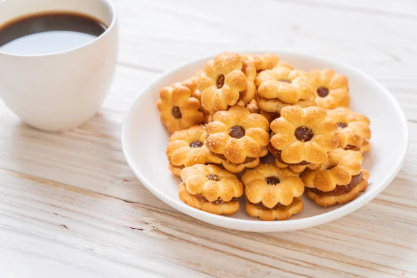 Hindistan cevizli bisküvi ve ananas reçeli.