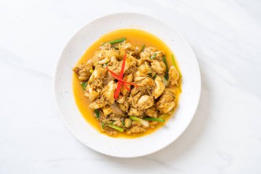 Fried yengeç ile toz köri - Tayland mutfağı