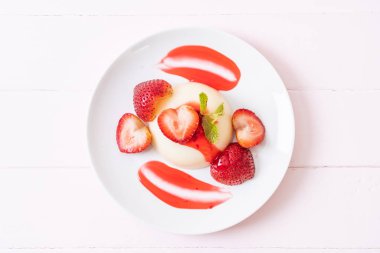 taze çilek - sağlıklı yemek ve tatlı ile yoğurt puding