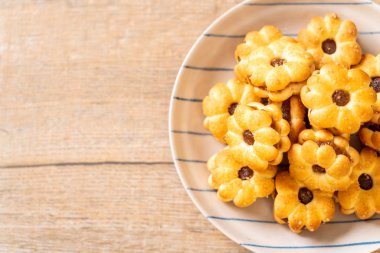 Hindistan cevizli bisküvi ve ananas reçeli.