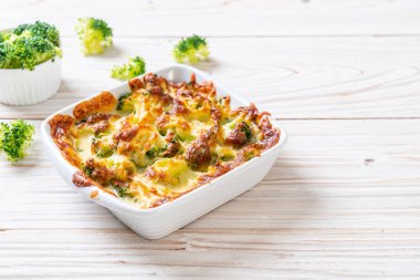 Peynirli fırında karnabahar ve brokoli graten