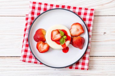 taze çilek - sağlıklı yemek ve tatlı ile yoğurt puding