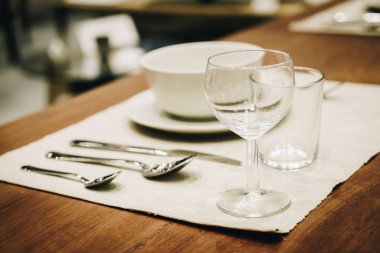 Cam ve tabakta yemek masası - seçici noktaya odaklama