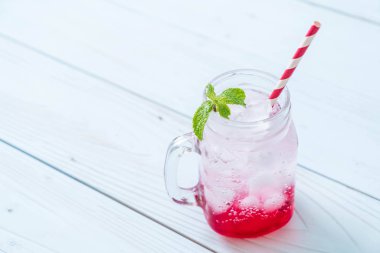 ahşap masa buzlu çilekli soda