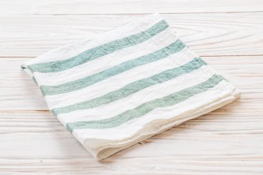 ahşap arka plan üzerinde mutfak bezi (peçete)