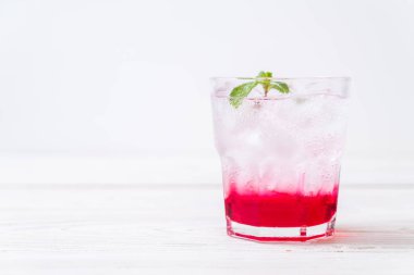 ahşap masa buzlu çilekli soda