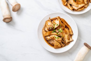 İstiridye soslu kızarmış kral istiridye mantarı. Sağlıklı, vejetaryen ya da vejetaryen yemek tarzı.