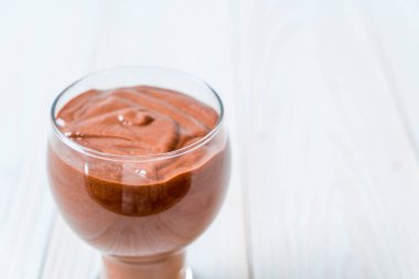çikolata smoothies milkshake ahşap arka plan üzerinde