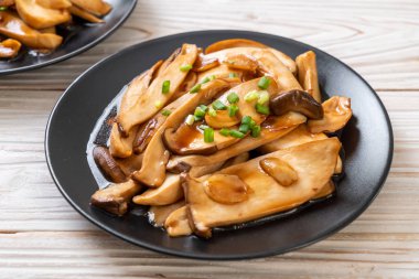 İstiridye soslu kızarmış kral istiridye mantarı. Sağlıklı, vejetaryen ya da vejetaryen yemek tarzı.