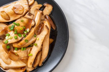 İstiridye soslu kızarmış kral istiridye mantarı. Sağlıklı, vejetaryen ya da vejetaryen yemek tarzı.