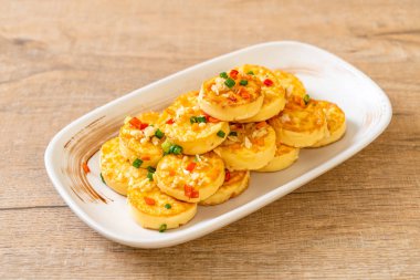 Sahanda yumurta yumuşak tofu sarımsak - sağlıklı, vegan ve sebze gıda tarzı