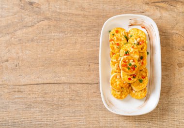 Sahanda yumurta yumuşak tofu sarımsak - sağlıklı, vegan ve sebze gıda tarzı