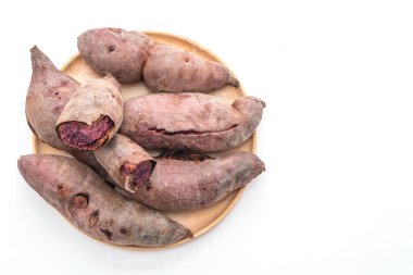 Beyaz arka planda izole edilmiş mor patatesler.