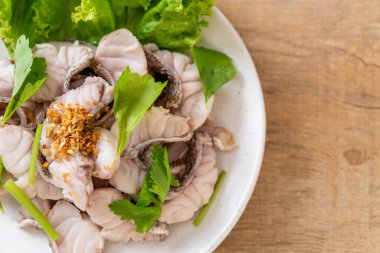 Soslu ve sebzeli haşlanmış balık sosu.