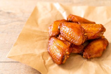 Barbekü tavuk kanadı sosu ile