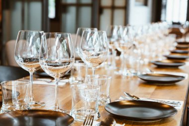 yemek tablo set - seçici odak noktası üzerinde boş bardak