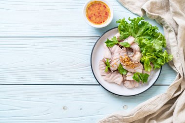 Soslu ve sebzeli haşlanmış balık sosu.