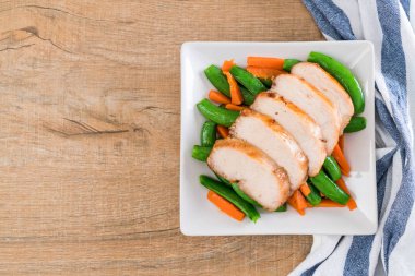 Yeşil bezelye ve havuç tablo ile ızgara tavuk