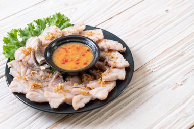 Soslu ve sebzeli haşlanmış balık sosu.