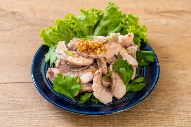 Soslu ve sebzeli haşlanmış balık sosu.