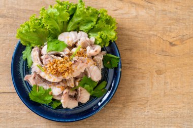 Soslu ve sebzeli haşlanmış balık sosu.