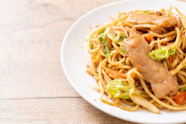 tavada kızartılmış yakisoba noodle pork - Asya gıda tarzı ile