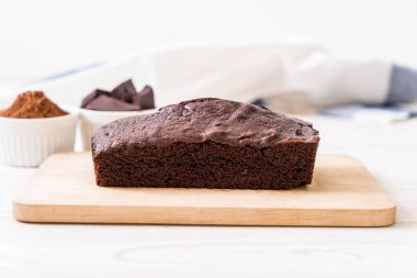 ahşap zemin üzerine çikolatalı browni kek