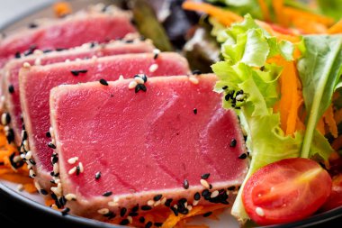 Taze ton balığı ve sebze salatası. Sağlıklı yemek.