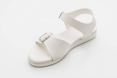 Kadınlar beyaz arka plan üzerinde izole sandalet deri