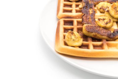 Beyaz arka plan üzerinde rustik tatlı muz gözleme