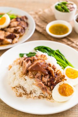 Demlenmiş Domuz eti bacak pirinç ve sebze ile